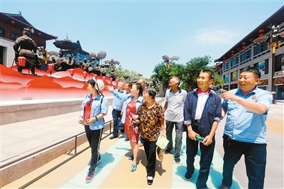 的哥的姐當起了導遊,給老人們介紹景點. 記者 黃亞平 攝