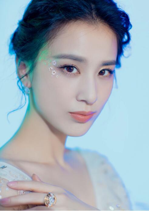 黄圣依仙子造型桃花妆惊艳亮相宛如童话故事中的公主