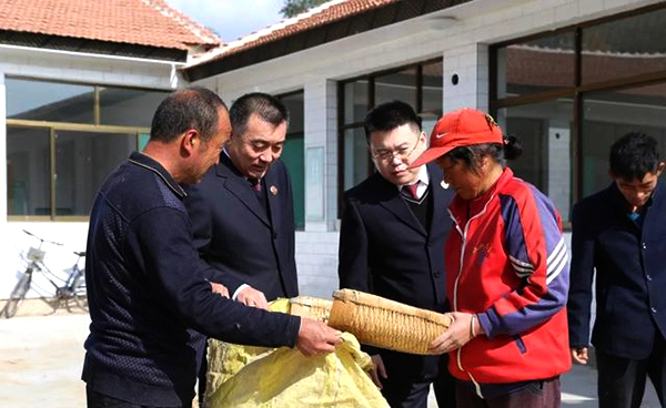 交城县检察院薛金生检察长深入帮扶村调研