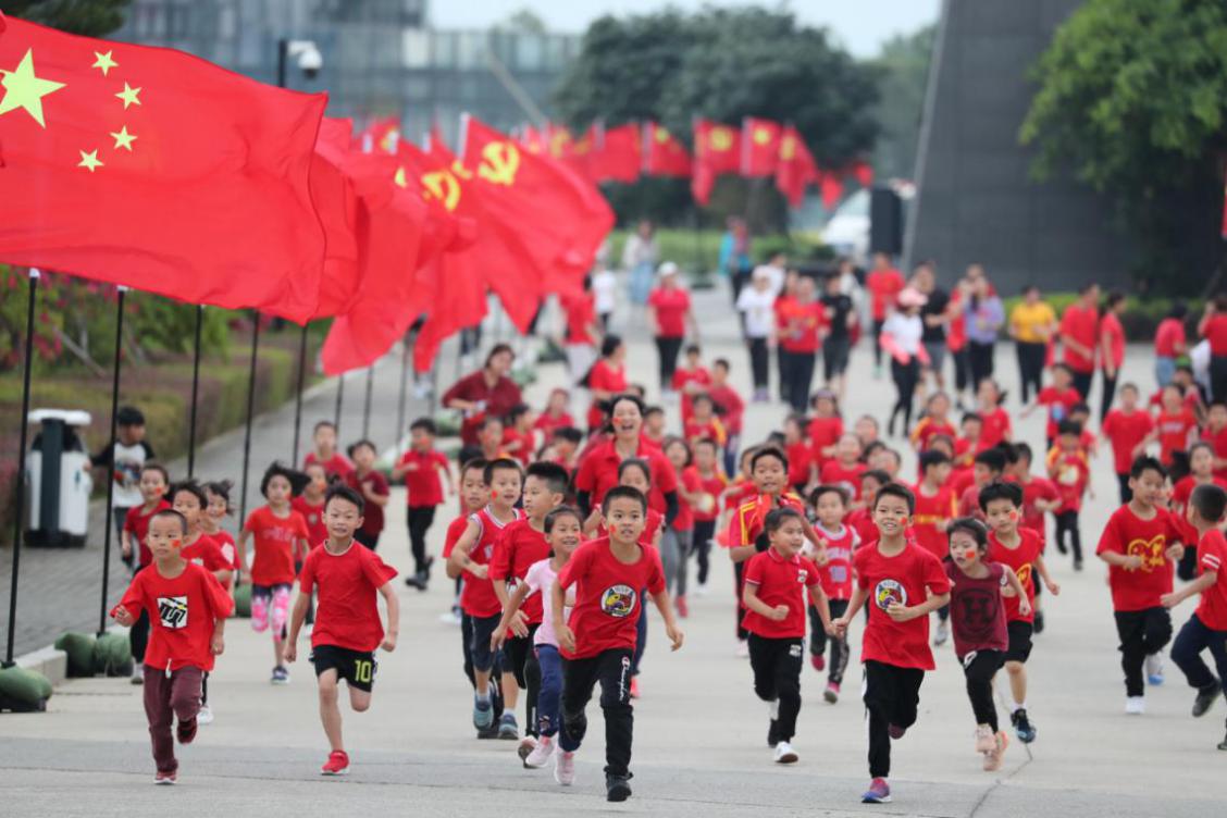 用奔跑为祖国庆生 网龙举办"国旗跑"活动