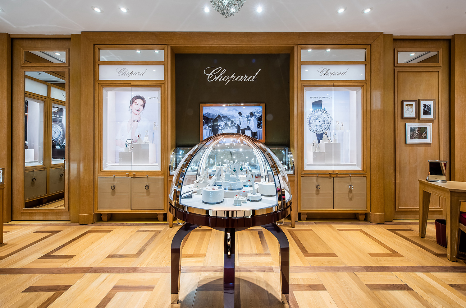 演员杨紫出任 Chopard 萧邦沈阳中兴专卖店“一日明星店长”__凤凰网