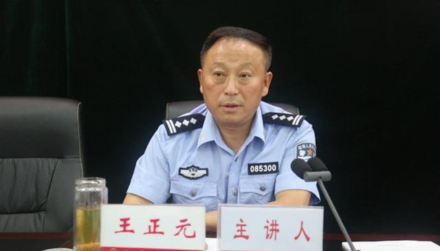 打开凤凰新闻,查看更多高清图片曾在部队服役26年简历显示,王正元