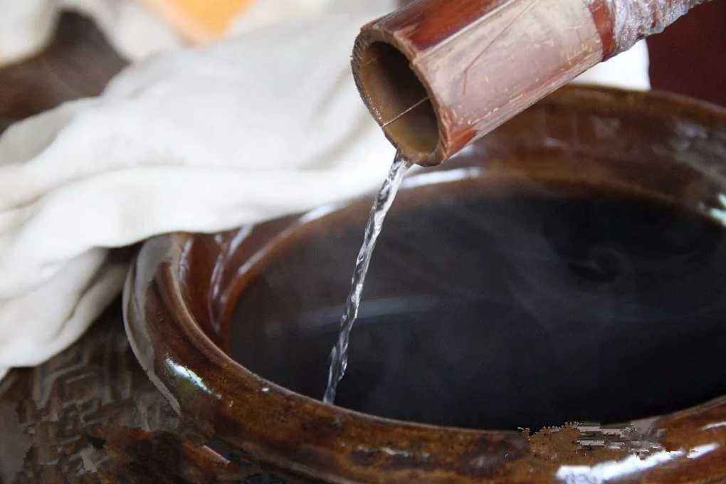 窖温度和加大配糟的用量,若发酵过程中温度太高可适量添加稀释的酒尾