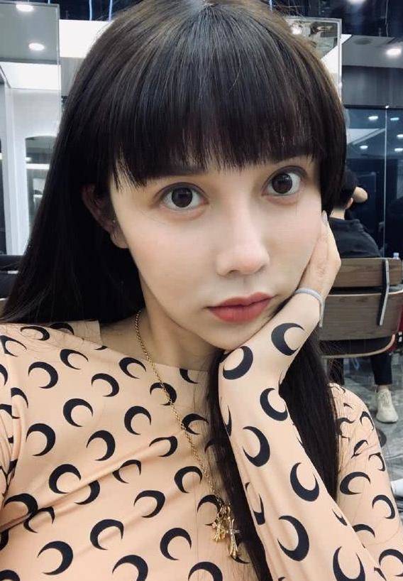 这位网友微博账号叫做张孟妍,自称是孔垂楠的女友,发布的动态内容中