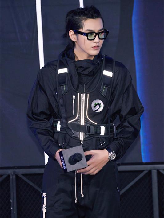本以为吴亦凡黑色工装够帅了,再配上编发和黑框眼镜,更加萌酷