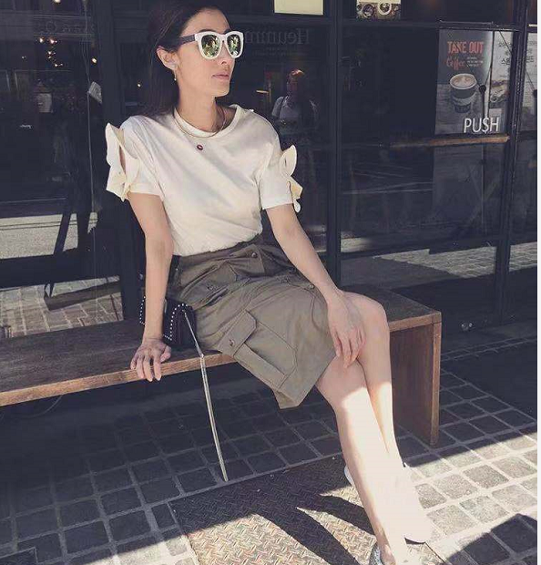 李嘉欣晒儿子近照称他王子8岁许建彤体形偏胖戴眼镜好似成人