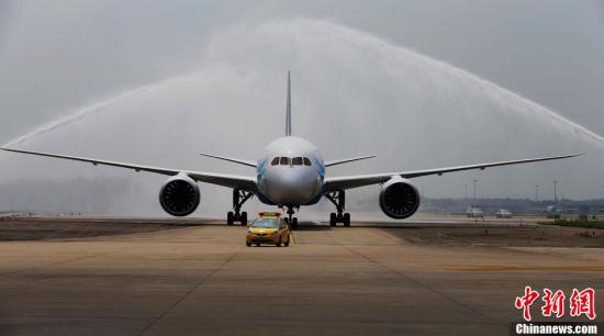 资料图:波音787飞机平稳降落机场.