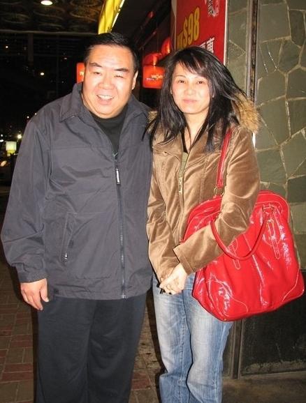 郑则仕破产后,从大房子里搬出来,林燕明没有怨言,默默照顾孩子,郑则仕