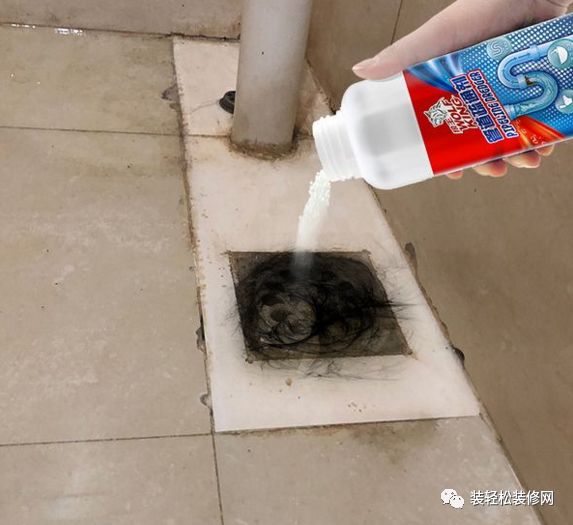 卫生间下水道堵了,别花钱找人疏通!教你2招,自己就搞定__凤凰网