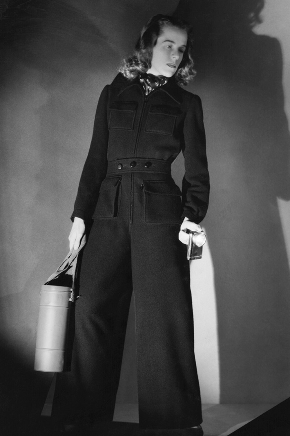 让我们先来定义一下名词:连身裤 jumpsuit,连身工作服(boiler suit