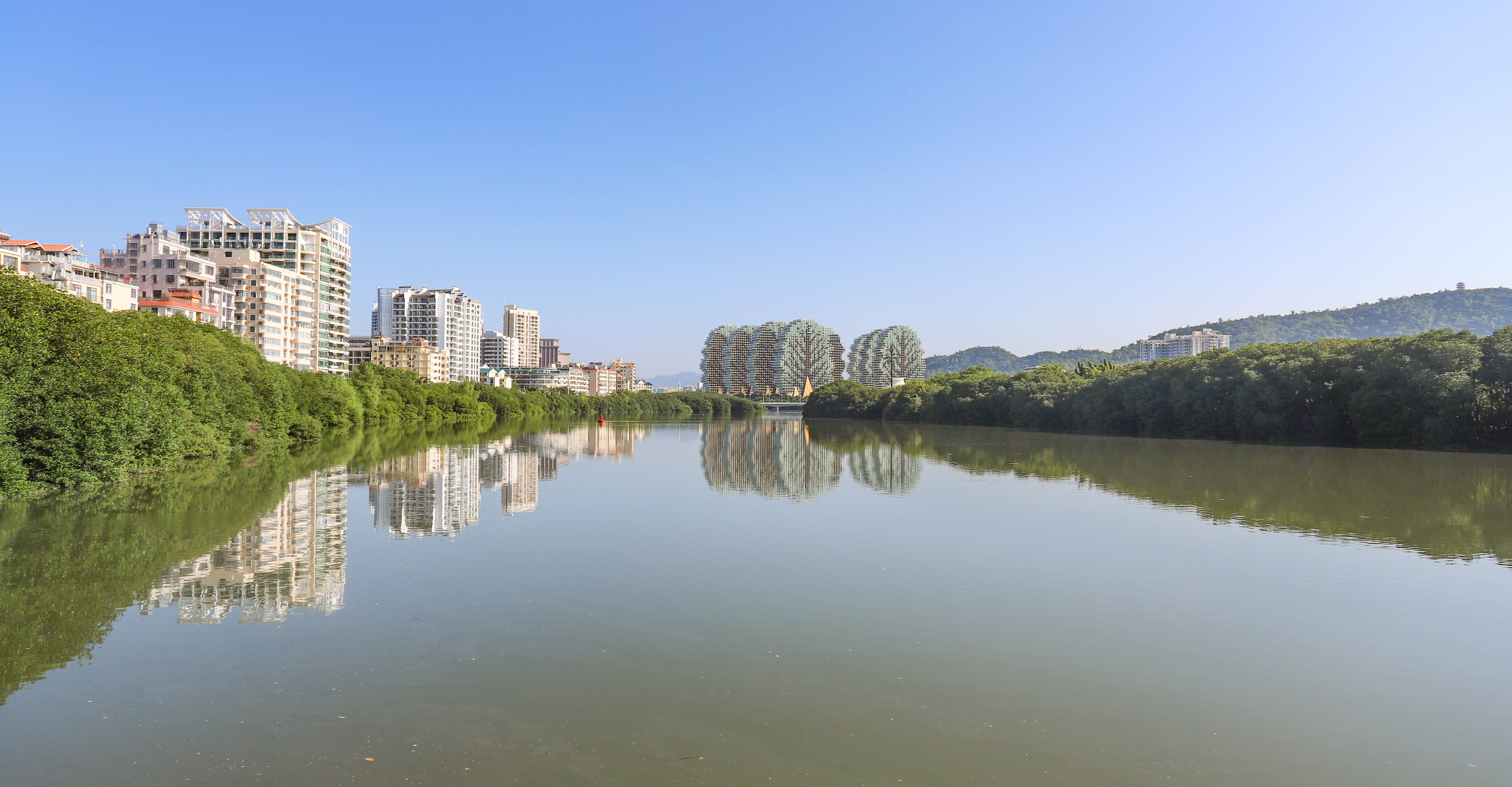 白鷺公園位於三亞市城市東部,向西隔河與三亞市中心相望,向東與市區最