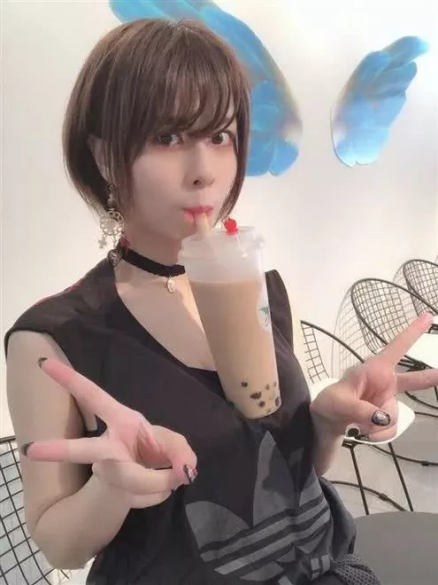 在漫画家的笔下 大胸妹子有独特的喝奶茶技巧 将奶茶托在胸上 完美地