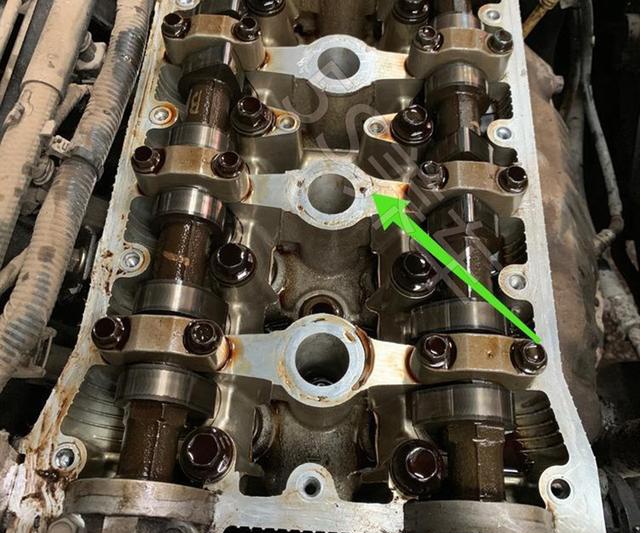 下图这是发动机拆下气门室盖后的样子,数字1标注的就是进气凸轮轴