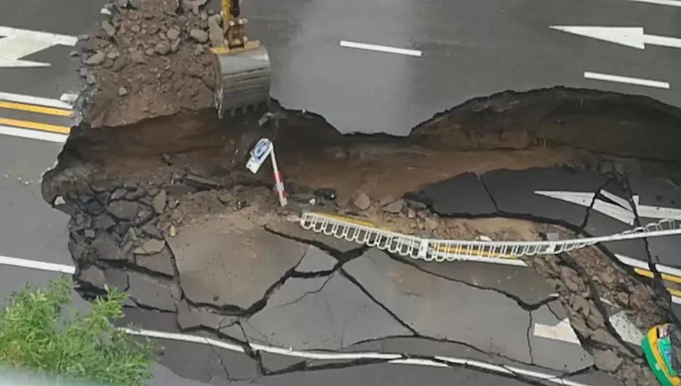 大雨中發生路面塌陷,固原