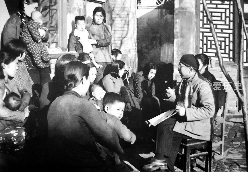 老照片：50年代北京胡同里的淳朴生活 吆喝声吸引了孩子们的围观_凤凰网
