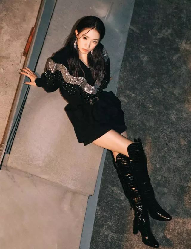 孟美岐玩下衣失踪穿黑色工装风外套配马丁靴霸气得不像21岁