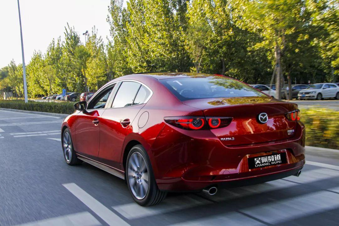 优雅亦犀利,穿上西装的新马3依然是东瀛宝马