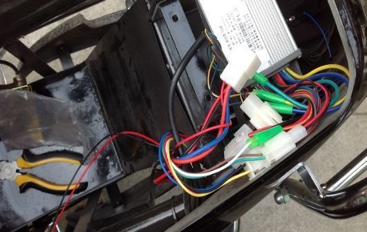 一般来说,90%的电动车电池在出厂时,外壳的对接处会被贴上防伪标签.