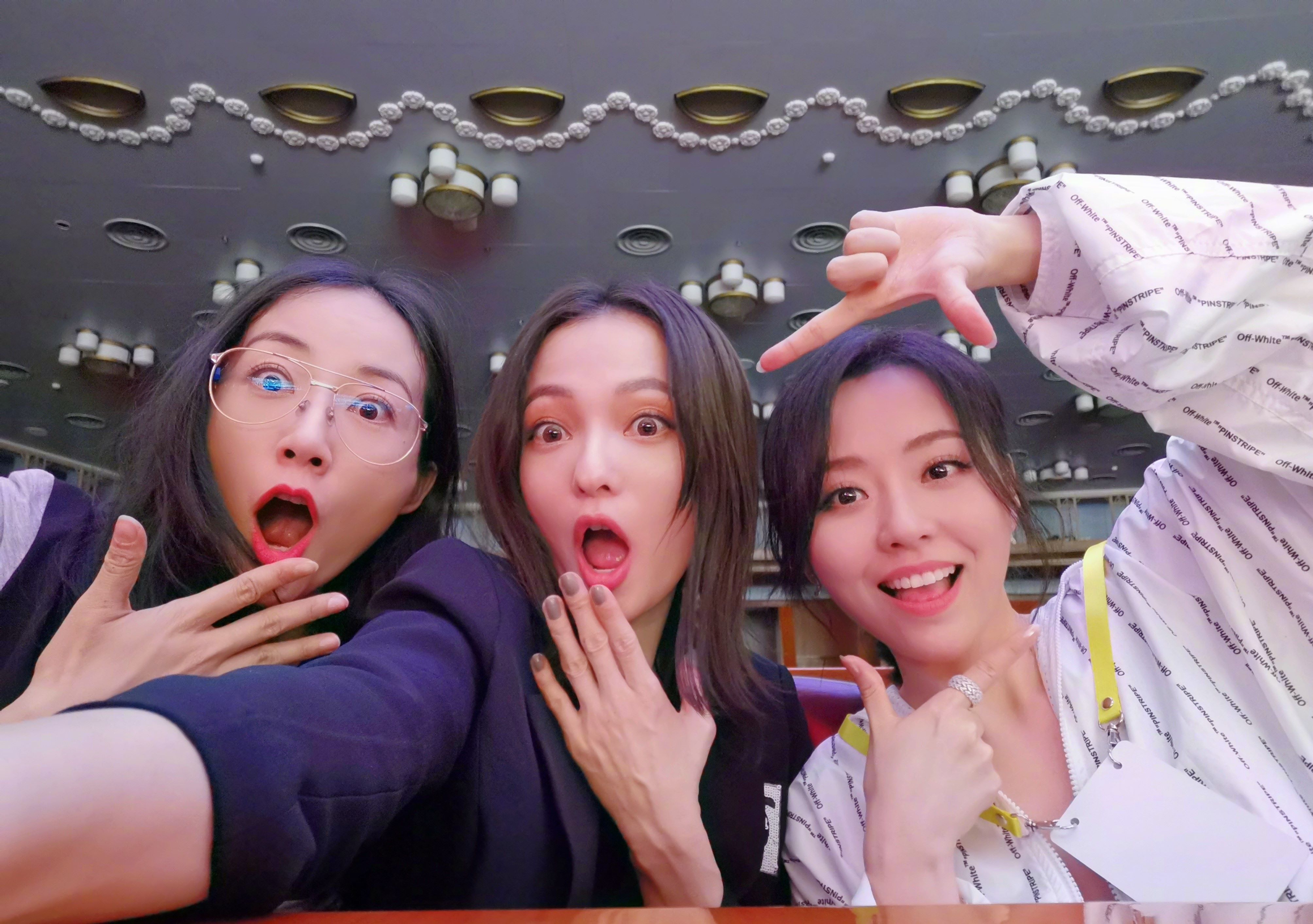 张韶涵晒图感慨圈内情,与韩雪张靓颖同框,年龄最大却最嫩