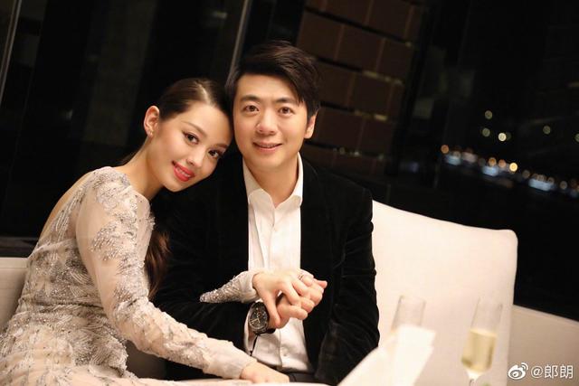 郎朗就餐给娇妻夹菜,吉娜恭敬道谢,他们的相处不像夫妻更像朋友