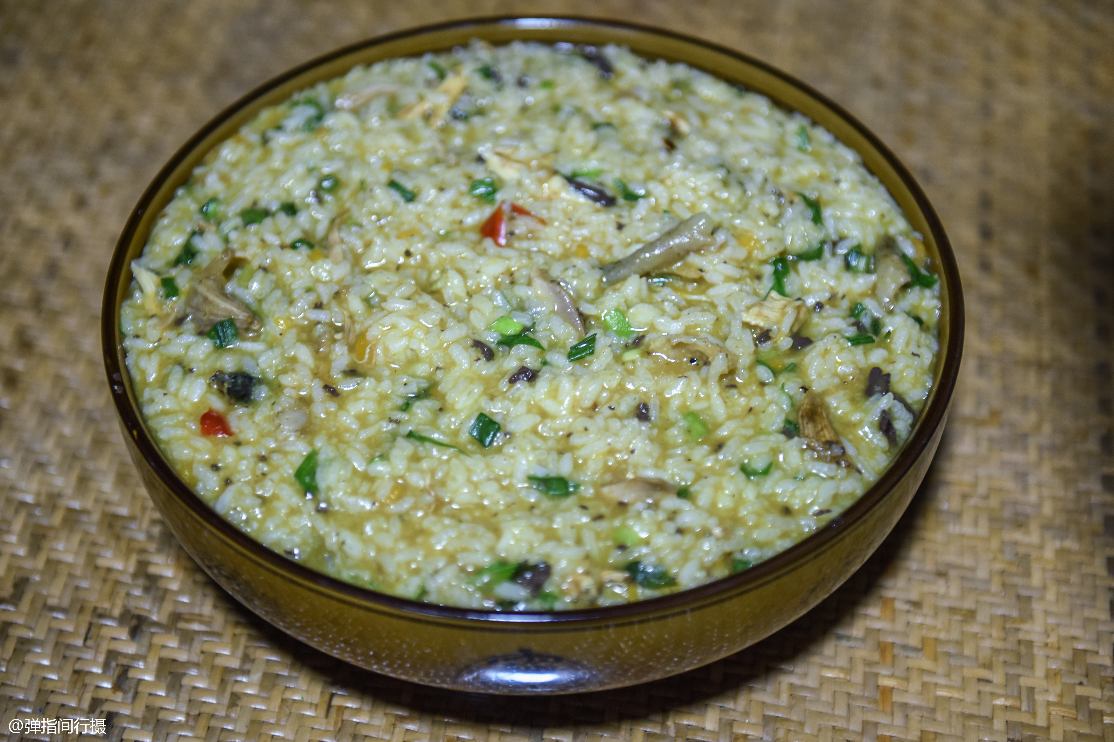 去云南临沧佤族山村做客,热情村民好酒好菜招待,我们却不敢下口