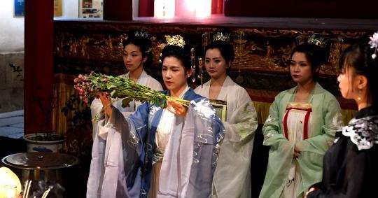 身着汉服的少女以传统三献祭祀仪式面对皎洁的明月虔诚致祭.