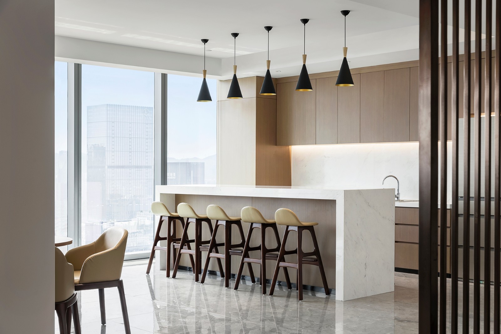 吧台衍生艺术神韵,深褐色的木条与高挑的椅脚隔空呼应,古韵古香.