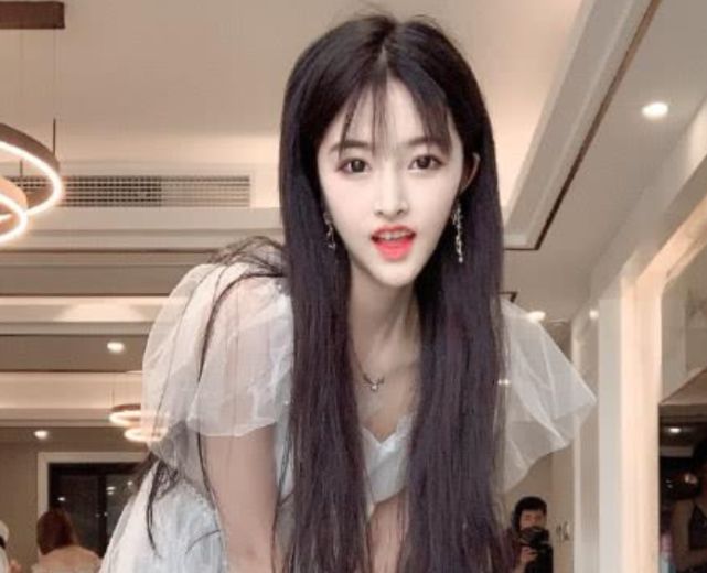 次惑小仙女因为被网暴不敢去学校如今直播的状态堪忧