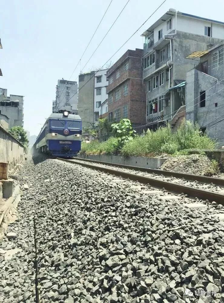 現有的川黔鐵路存在線路技術標準低,行車速度慢,地區內客運設備能力不