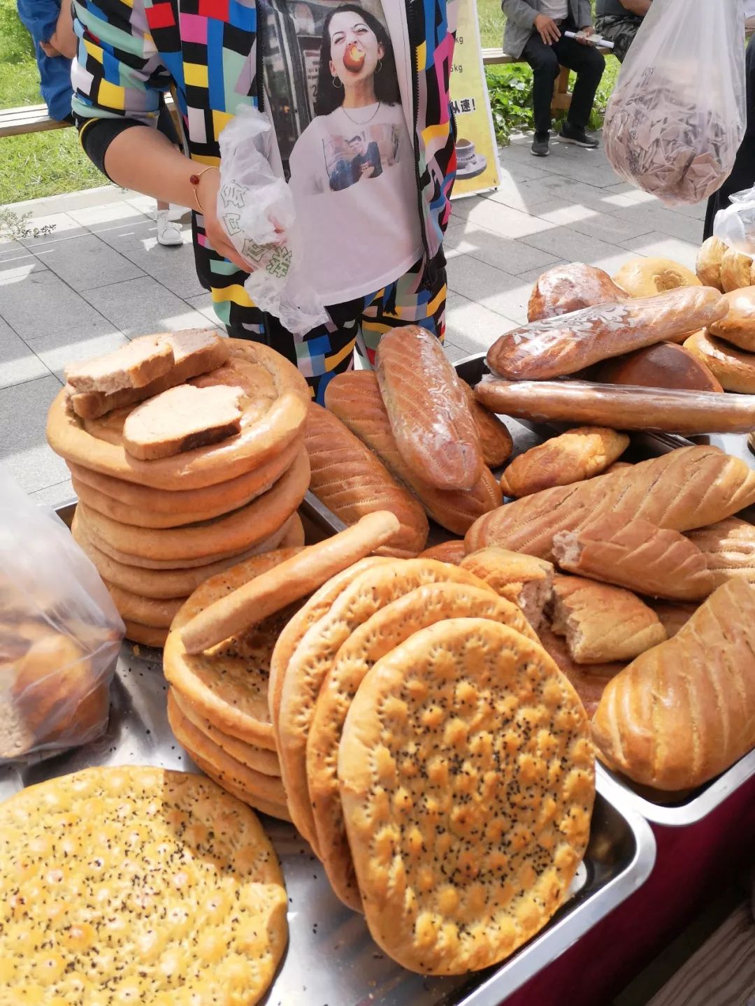 新疆伊宁市丝路之光旅游小镇夜市于8月9日正式营业