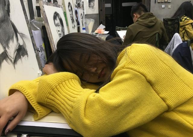 美术生上课睡觉,在眼皮上画"眼睛",最终没逃过老师的火眼金睛__凤凰网