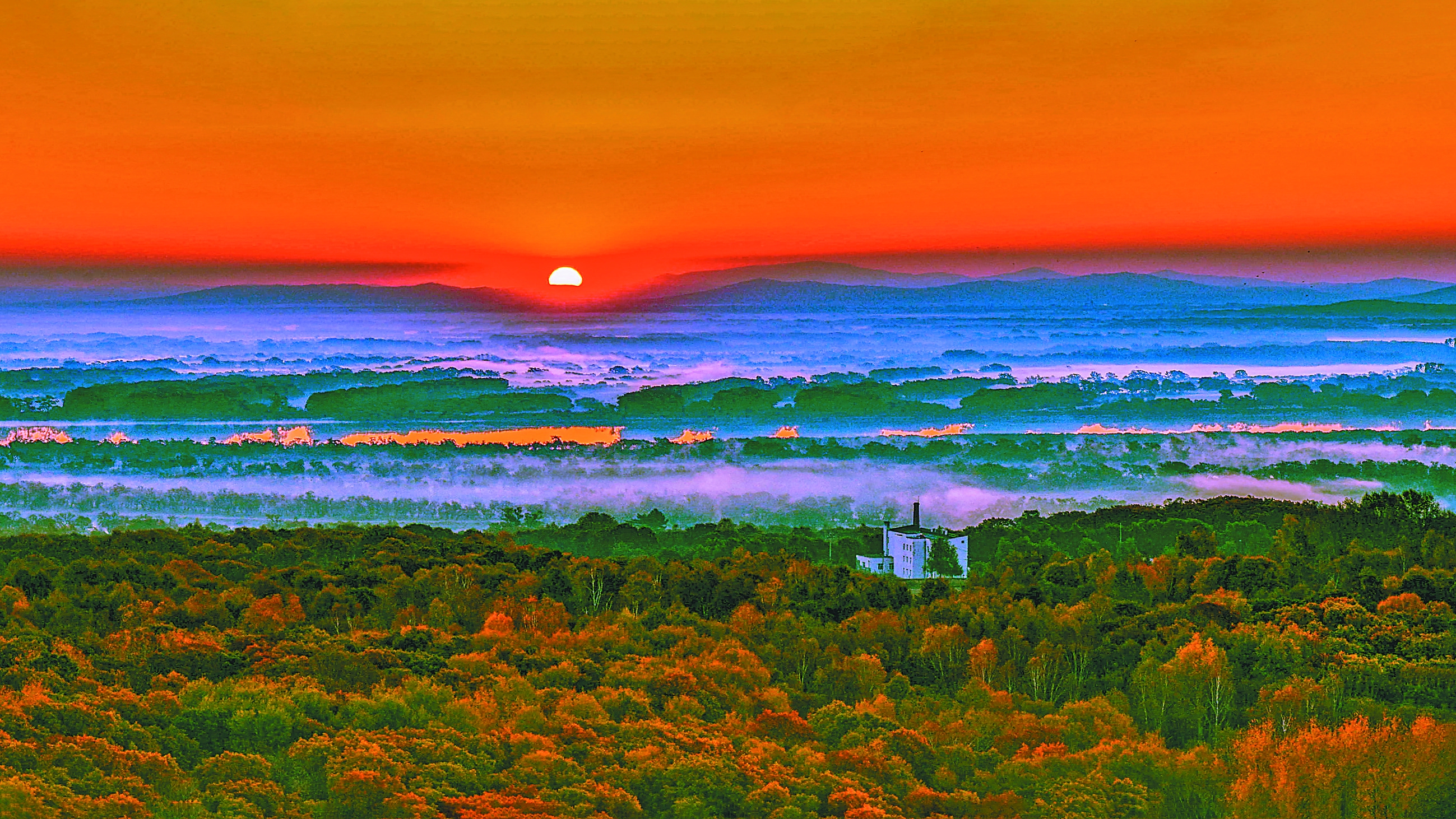 打开凤凰新闻,查看更多高清图片林海日出.