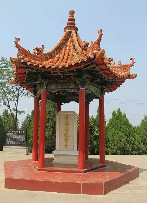 周总理纪念亭.周总理登上虎头山时在此休息.