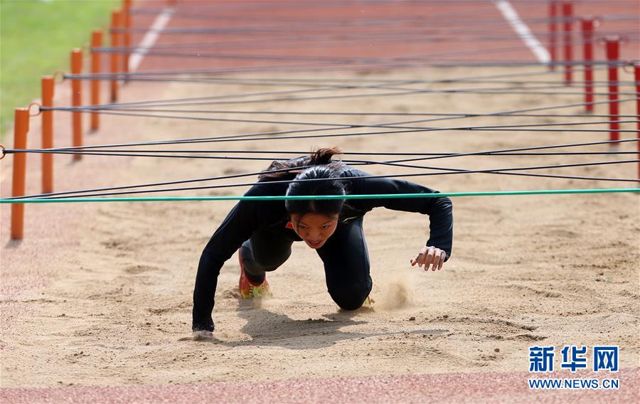 军事五项女子障碍跑接力中国队夺冠