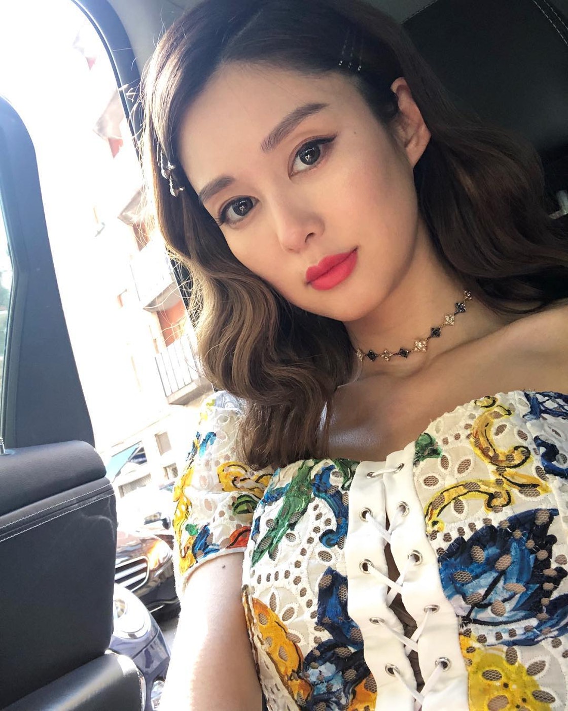 女为悦己者容即使做了妈妈岑丽香依旧少女味甚浓出席活动