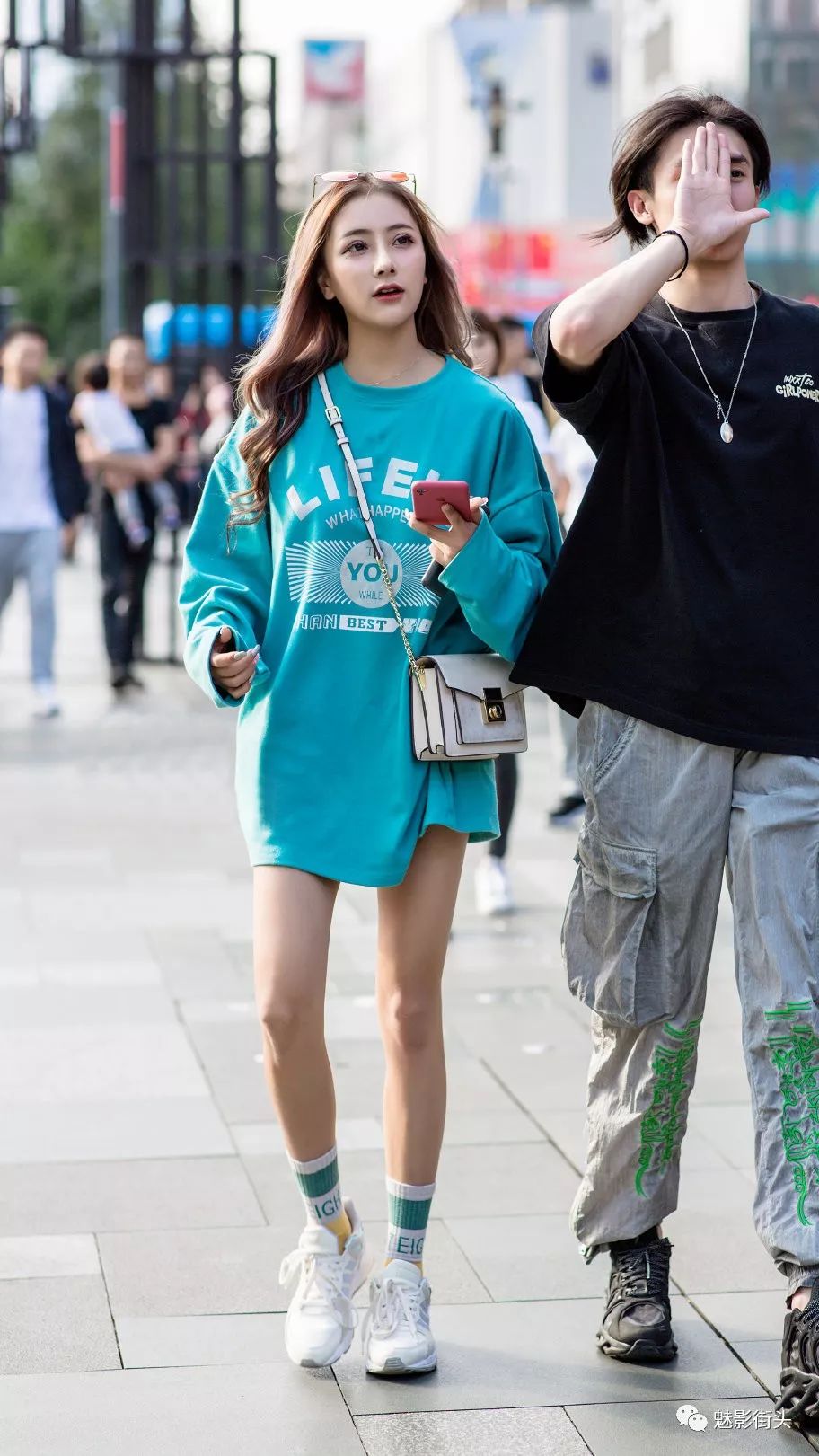 时髦的姑娘秋天穿小白鞋可以搭配更多的服饰比夏天穿更好看