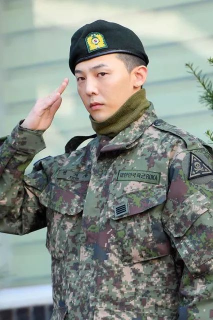 今日权志龙退役,还不忘给我们示范了一波军装怎么穿!