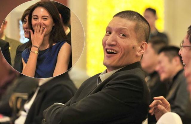 44岁巴特尔现状,身价千万,妻子风韵十足,继女身材爆表美出天际