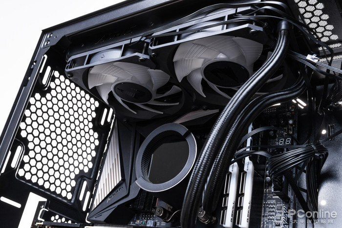 技嘉AORUS LIQUID COOLER 240一体水冷散热器评测 数显温度、ARGB风扇__凤凰网