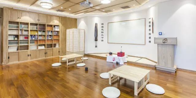 目前大部分国学机构都只针对小朋友们开设国学课程,正心斋国学书院的