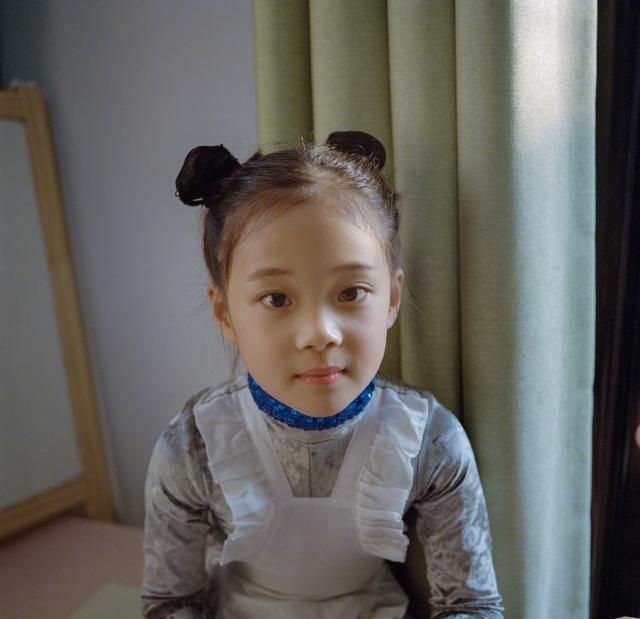 梅婷晒孩子照片儿子帅气像爸爸6岁女儿化妆后十分美艳