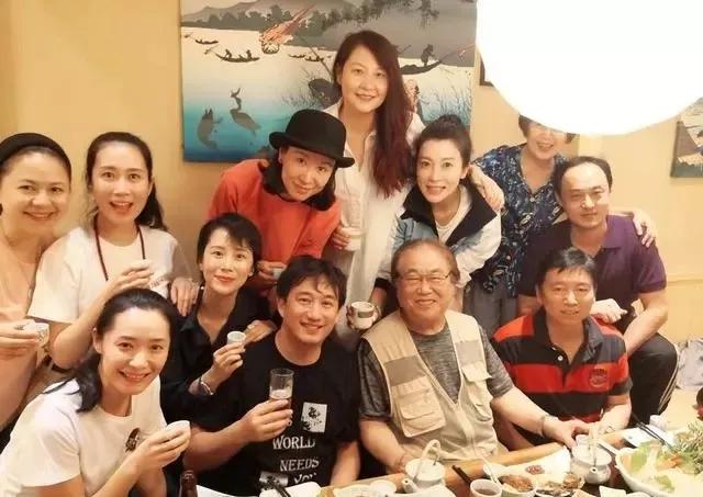 黄磊97班学生聚会,最显年轻的居然是海清,不红的人身材也不好