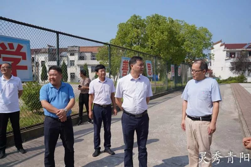 县领导洪克峰,汤新异,县教体部门负责人参加慰