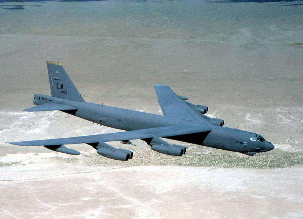 飞行员花样作死驾83吨重机强行急转弯75米高空凌空燃爆