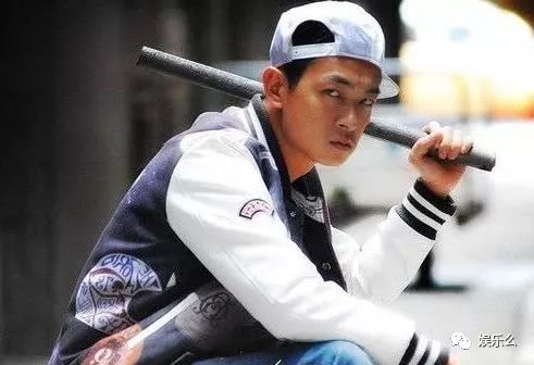 梁烈唯可以说是出生于演艺世家, 父亲梁家礼伯父梁家仁都是很优秀的