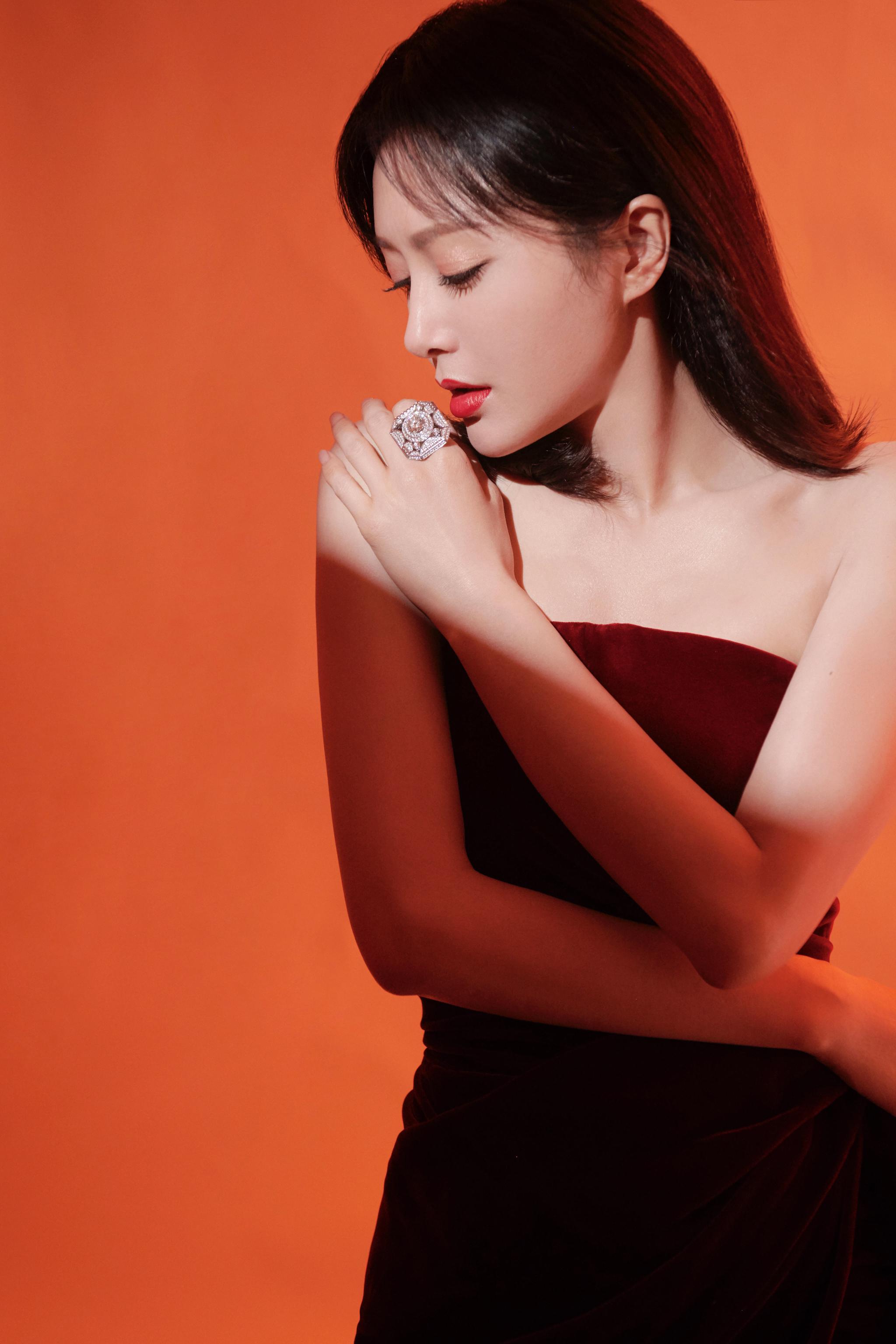 秦岚酒红丝绒裙高贵优雅 长腿美背演绎冬日时尚