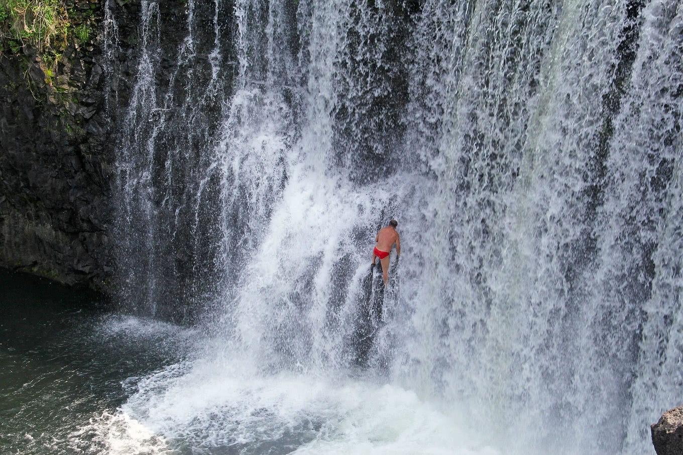 中国悬崖跳水第一人,在镜泊湖跳了几十年,每天有无数游客等待着