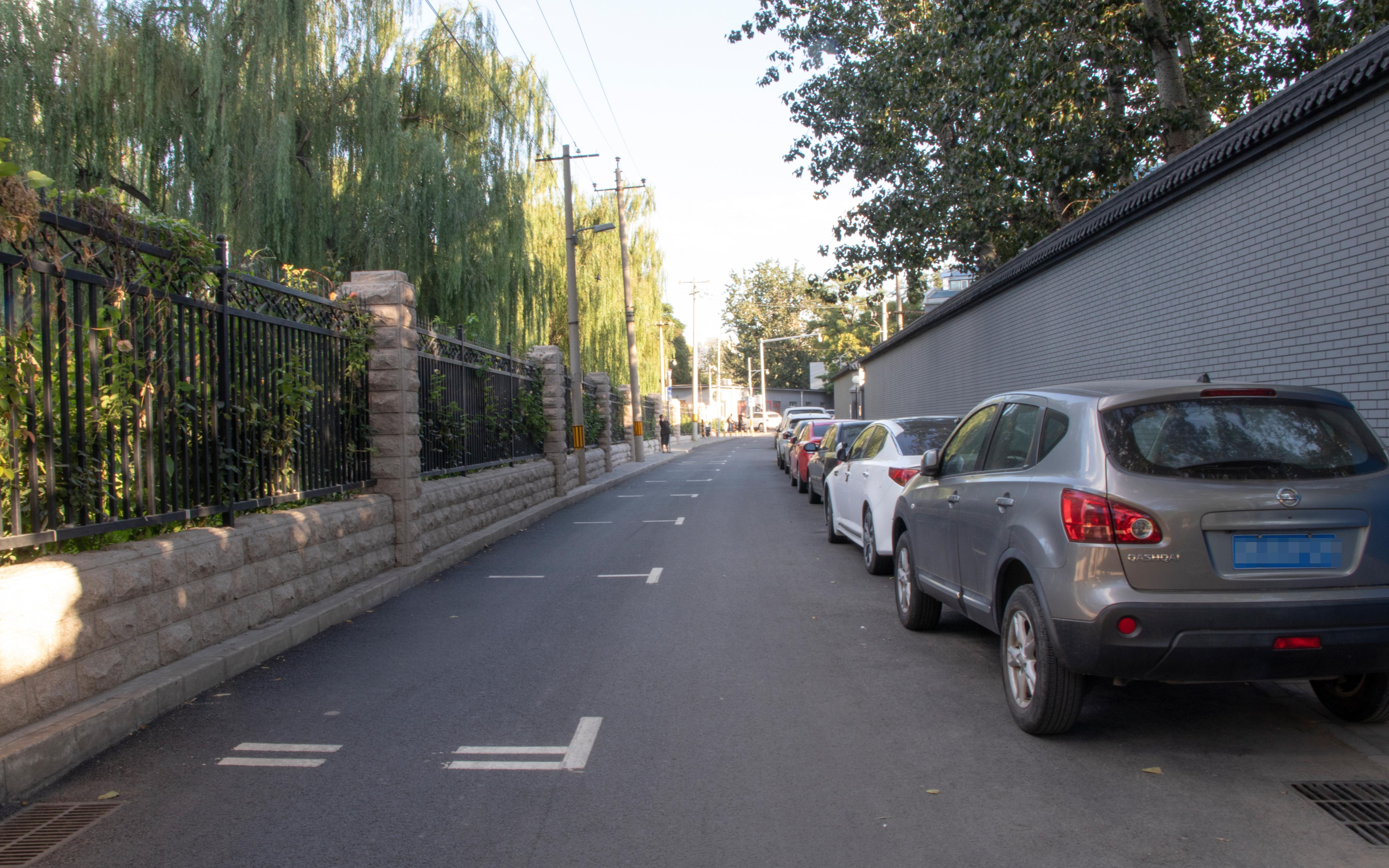 东城区长青园路虽施划了停车位,但多数车辆仍停在对侧路边