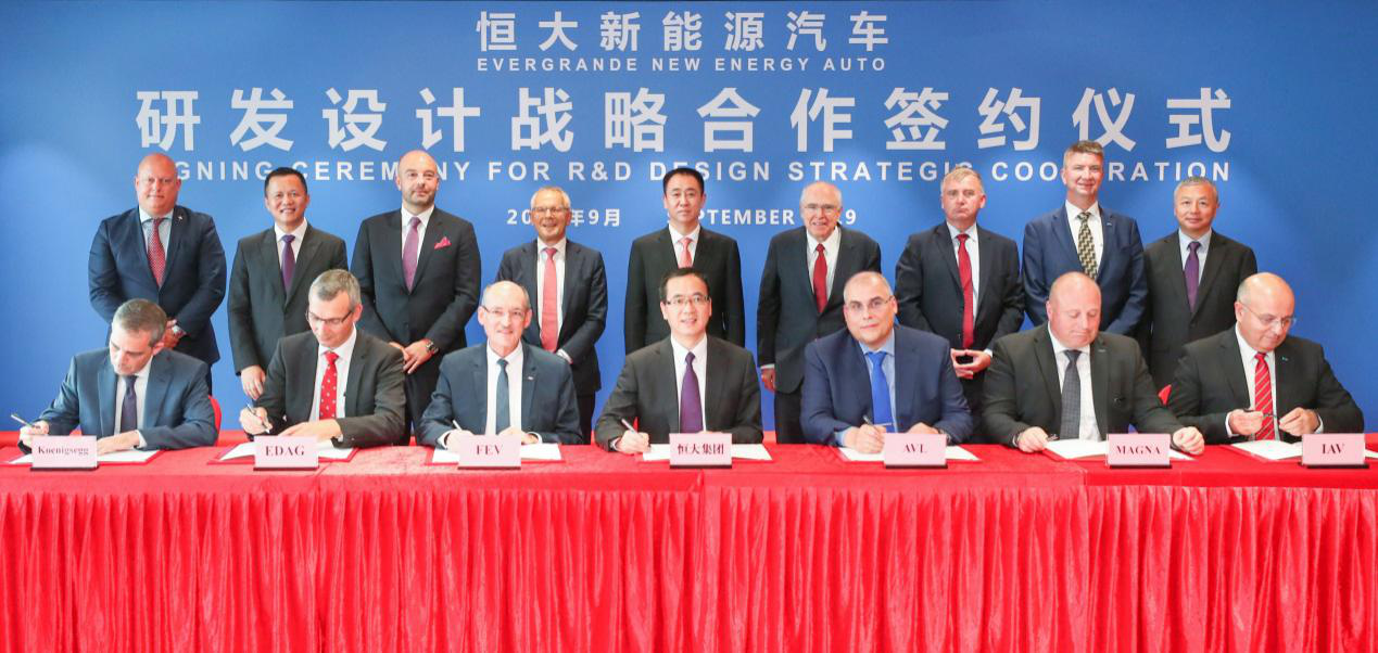 恒大高管团队与世界顶级汽车造型设计大师合影 此前,恒大已在汽车研发