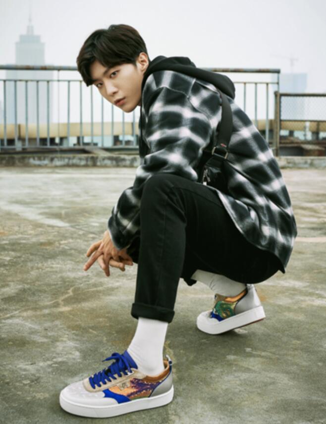 范丞丞化身滑板少年穿滑板鞋小马甲演绎街头风范